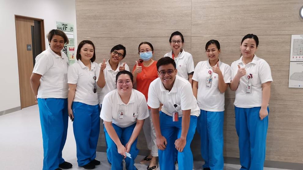 Discharged COVID-19 patient Mrs Zhang (fourth from left) with NCID staff. (Photo: Ministry of Health/Mrs Zhang)
