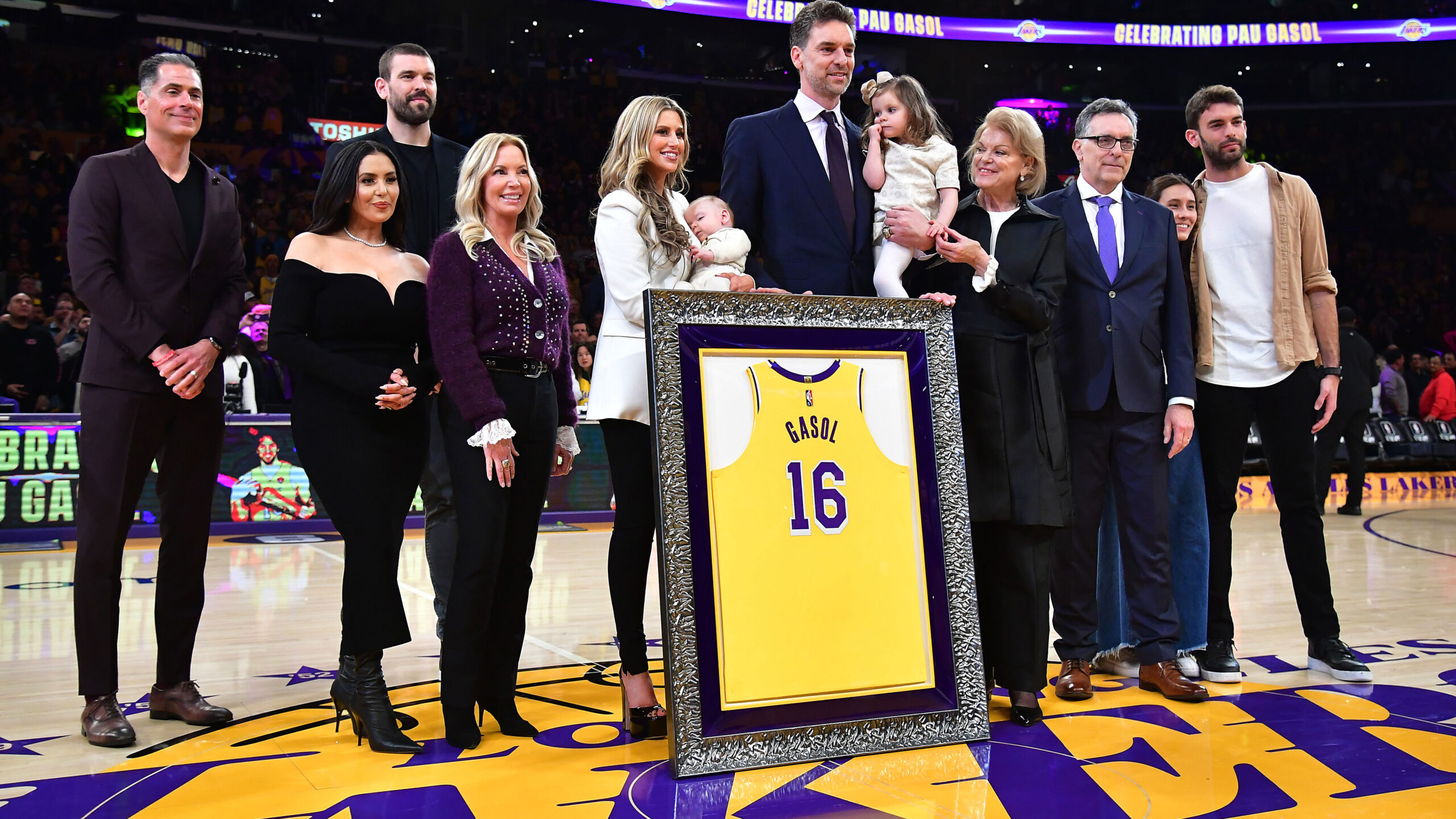 Pau Gasol honors Kobe Bryant at Lakers jersey retirement ceremony