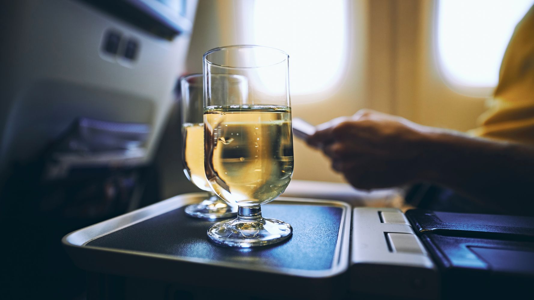 Never drink alcohol on an airplane, here's why